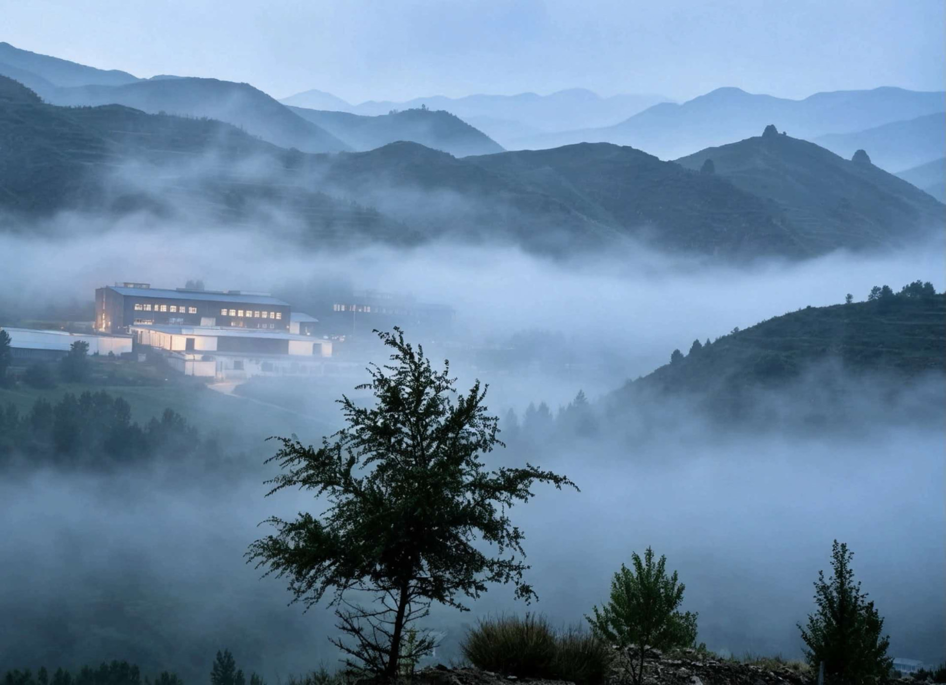 Misty mountains around Shoukoubao